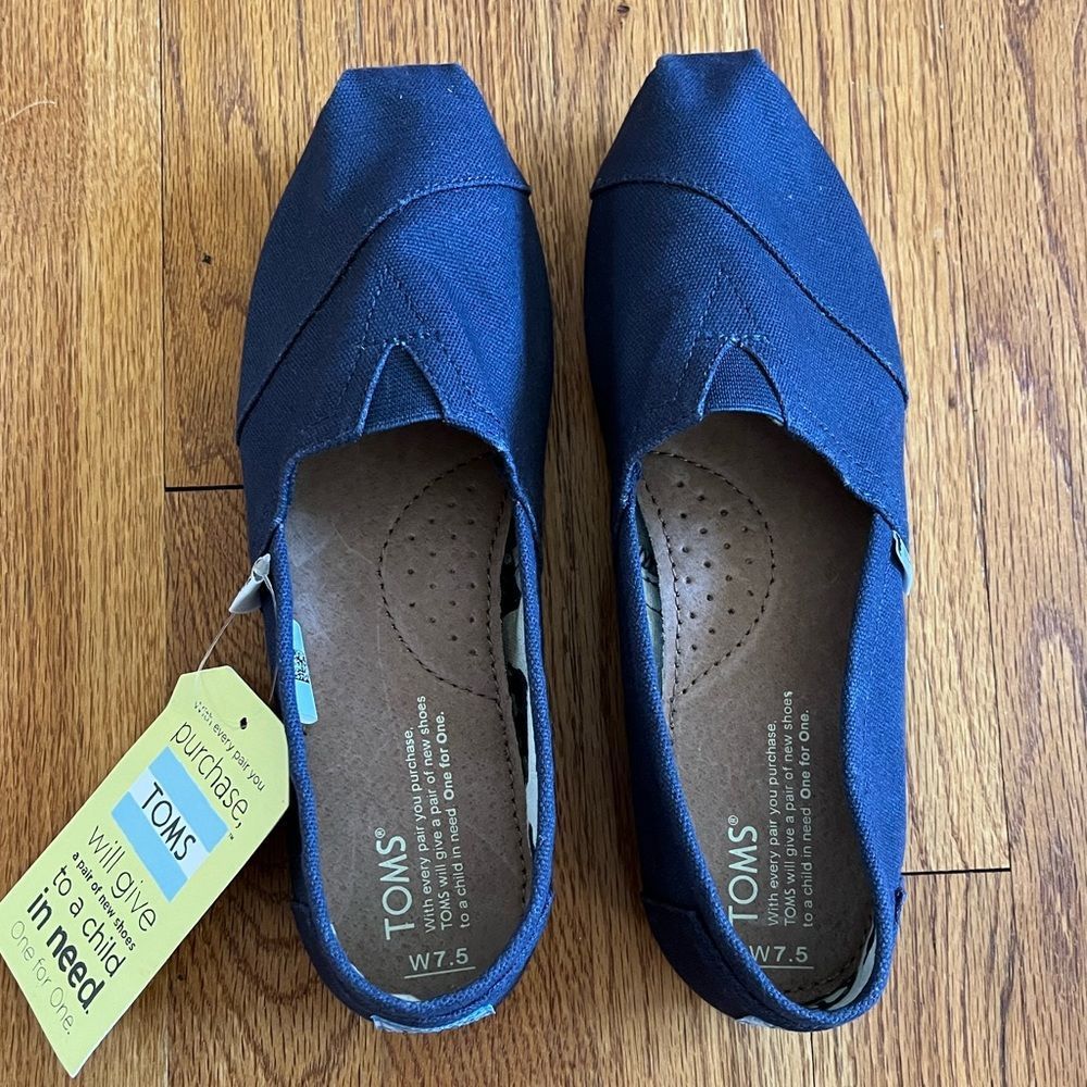 TOMS NWT Navy Blue Canvas Shoes | Size 7.5
